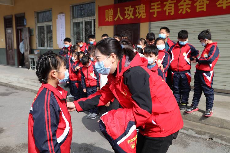 阜阳市伊源爱心志愿者协会为162名小学生送来了春季校服